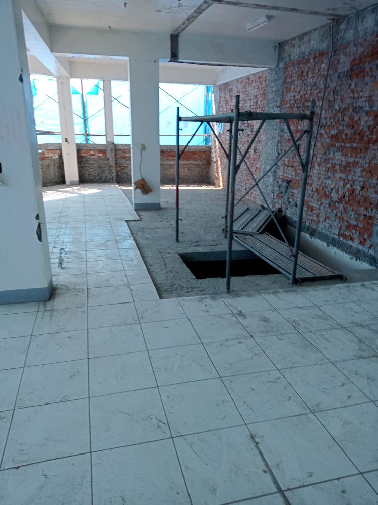 樓板鑿開電梯井施工中